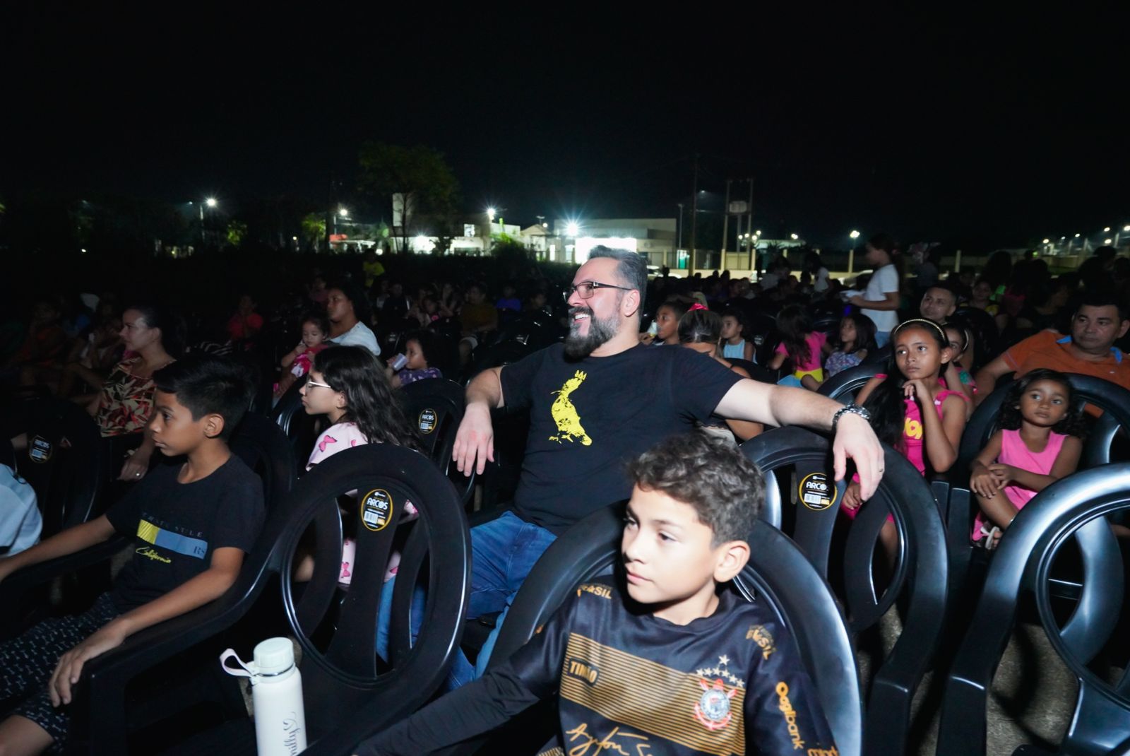Ônibus que leva cinema aos bairros estaciona na Cidade do Povo e faz a alegria dos moradores
