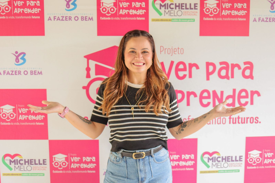 Michelle Melo entrega 200 óculos em Plácido de Castro e Vila Campinas