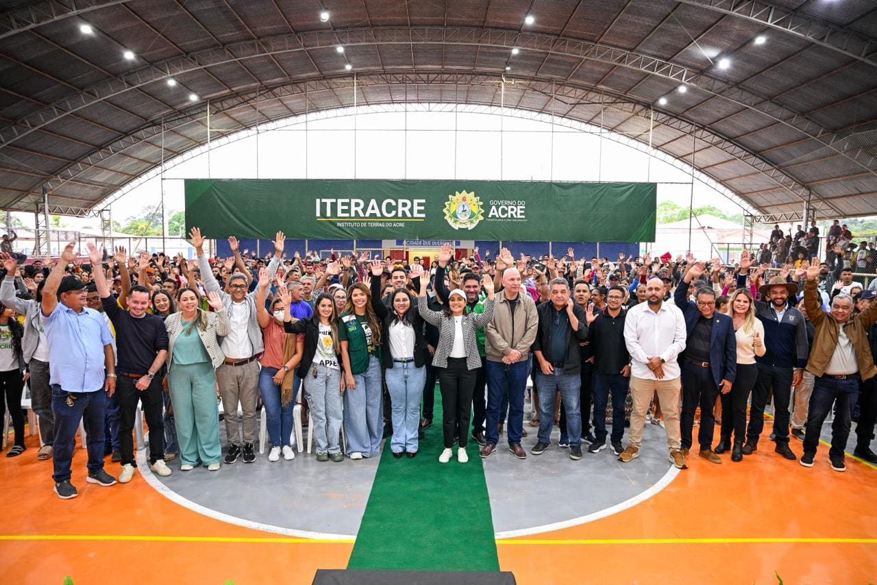 Mailza Assis entrega 338 títulos definitivos e reforça regularização fundiária em Sena Madureira