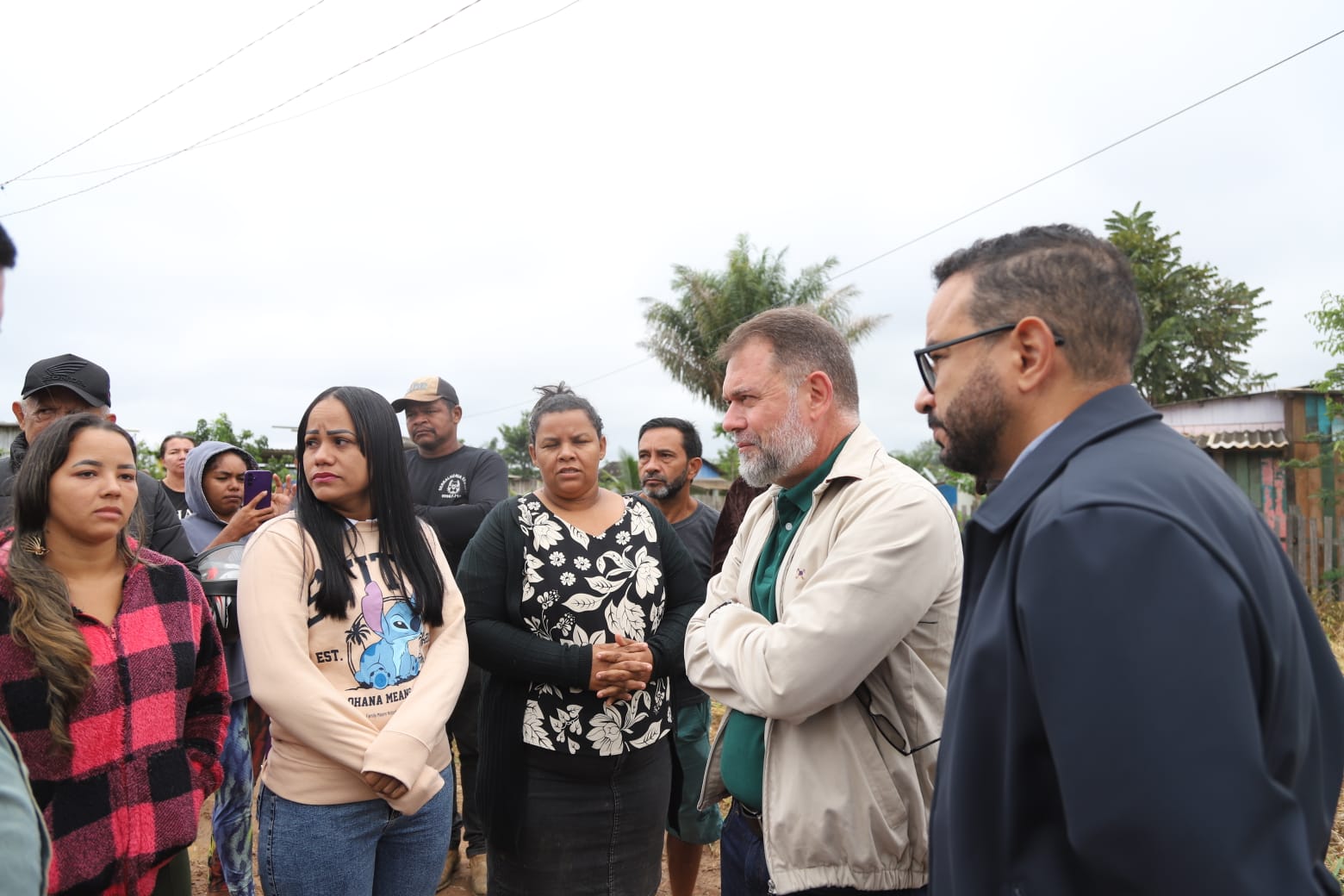 Prefeito de Rio Branco visita Comunidade Mariele Franco e promete mediar solução para moradores