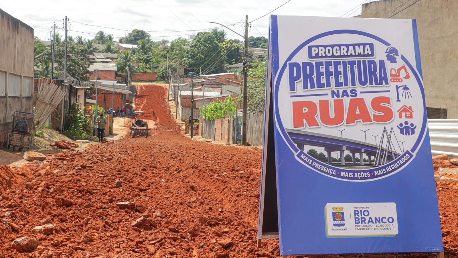 Prefeitura de Rio Branco intensifica pavimentação nos bairros Chico Mendes e Vitória